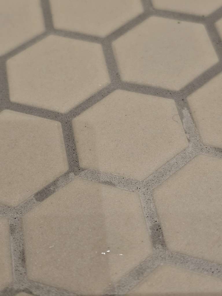 BAU.DE / BAU-Forum: 2. Bild zu Antwort "nasse Mosaikfliesen - Fugen auskratzen - Farbvertiefer" auf die Frage "weißlicher Schleier auf Fliesen nach dem Verfugen" im BAU-Forum "Modernisierung / Sanierung / Bauschäden" BAU.DE / BAU-Forum: 2. Bild zu Antwort "nasse Mosaikfliesen - Fugen auskratzen - Farbvertiefer" auf die Frage "weißlicher Schleier auf Fliesen nach dem Verfugen" im BAU-Forum "Modernisierung / Sanierung / Bauschäden"