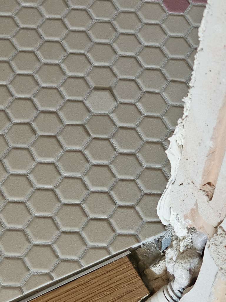 BAU.DE / BAU-Forum: 1. Bild zu Antwort "Hexagon-Mosaikfliesen Fotos" auf die Frage "weißlicher Schleier auf Fliesen nach dem Verfugen" im BAU-Forum "Modernisierung / Sanierung / Bauschäden" BAU.DE / BAU-Forum: 1. Bild zu Antwort "Hexagon-Mosaikfliesen Fotos" auf die Frage "weißlicher Schleier auf Fliesen nach dem Verfugen" im BAU-Forum "Modernisierung / Sanierung / Bauschäden"