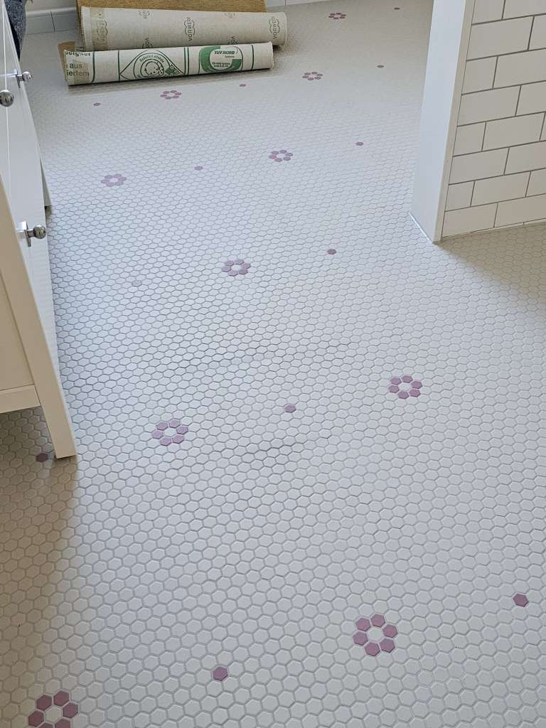 BAU.DE / BAU-Forum: 3. Bild zu Antwort "Hexagon-Mosaikfliesen Fotos" auf die Frage "weißlicher Schleier auf Fliesen nach dem Verfugen" im BAU-Forum "Modernisierung / Sanierung / Bauschäden" BAU.DE / BAU-Forum: 3. Bild zu Antwort "Hexagon-Mosaikfliesen Fotos" auf die Frage "weißlicher Schleier auf Fliesen nach dem Verfugen" im BAU-Forum "Modernisierung / Sanierung / Bauschäden"