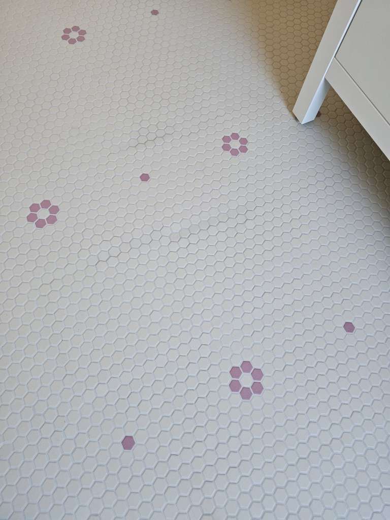 BAU.DE / BAU-Forum: 4. Bild zu Antwort "Hexagon-Mosaikfliesen Fotos" auf die Frage "weißlicher Schleier auf Fliesen nach dem Verfugen" im BAU-Forum "Modernisierung / Sanierung / Bauschäden" BAU.DE / BAU-Forum: 4. Bild zu Antwort "Hexagon-Mosaikfliesen Fotos" auf die Frage "weißlicher Schleier auf Fliesen nach dem Verfugen" im BAU-Forum "Modernisierung / Sanierung / Bauschäden"