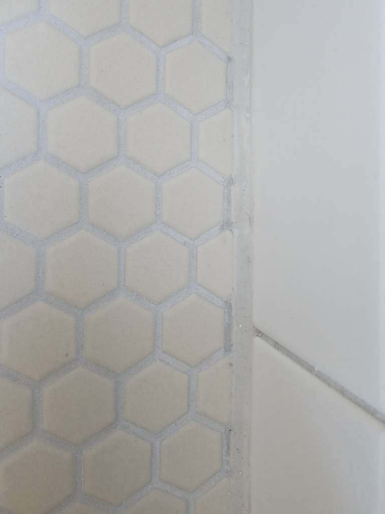 BAU.DE / BAU-Forum: 5. Bild zu Antwort "Hexagon-Mosaikfliesen Fotos" auf die Frage "weißlicher Schleier auf Fliesen nach dem Verfugen" im BAU-Forum "Modernisierung / Sanierung / Bauschäden" BAU.DE / BAU-Forum: 5. Bild zu Antwort "Hexagon-Mosaikfliesen Fotos" auf die Frage "weißlicher Schleier auf Fliesen nach dem Verfugen" im BAU-Forum "Modernisierung / Sanierung / Bauschäden"