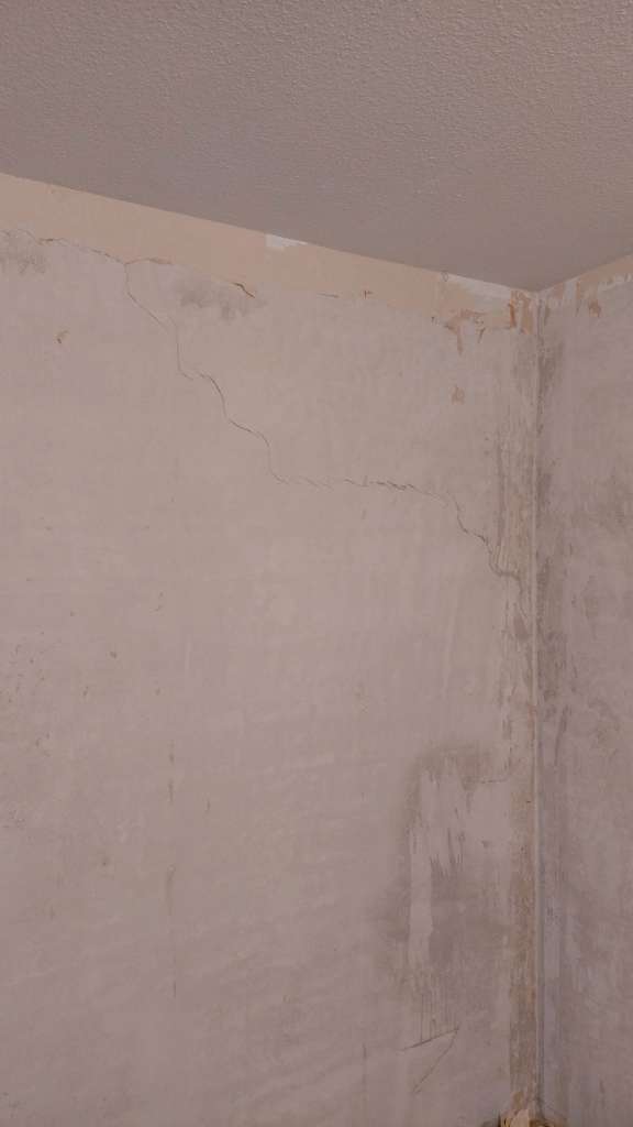 BAU.DE / BAU-Forum: 1. Bild zu Frage "Risse im Innenputz" im BAU-Forum "Modernisierung / Sanierung / Bauschäden" BAU.DE / BAU-Forum: 1. Bild zu Frage "Risse im Innenputz" im BAU-Forum "Modernisierung / Sanierung / Bauschäden"