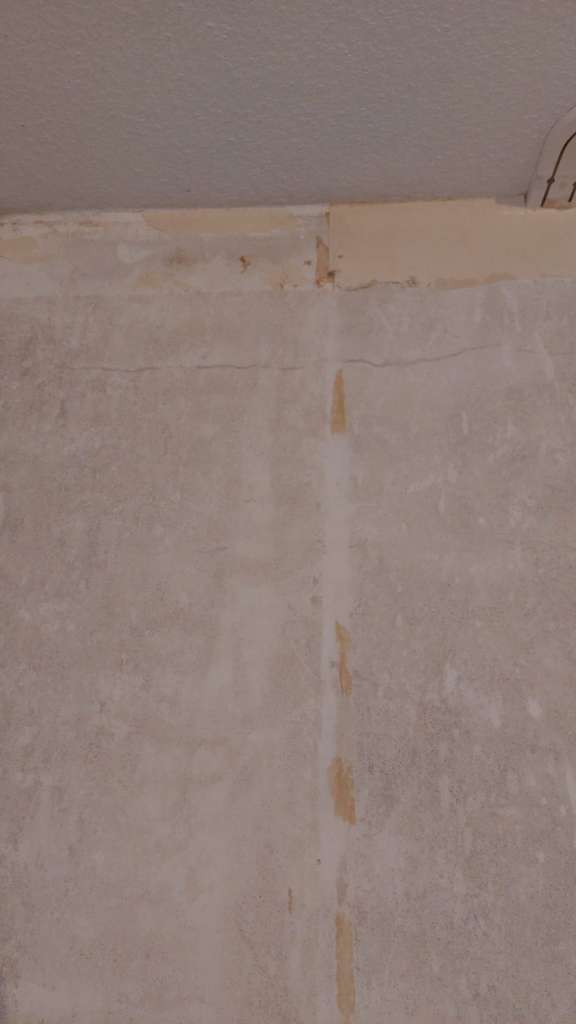 BAU.DE / BAU-Forum: 4. Bild zu Frage "Risse im Innenputz" im BAU-Forum "Modernisierung / Sanierung / Bauschäden" BAU.DE / BAU-Forum: 4. Bild zu Frage "Risse im Innenputz" im BAU-Forum "Modernisierung / Sanierung / Bauschäden"