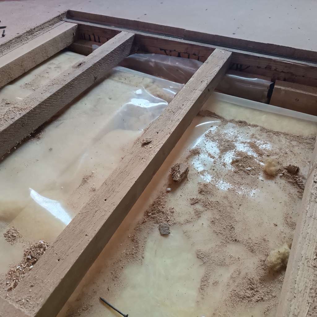 BAU.DE / BAU-Forum: 1. Bild zu Frage "Trittschall und Knarzen reduzieren: Maßnahmen für Balkendecke im Altbau" im BAU-Forum "Modernisierung / Sanierung / Bauschäden" BAU.DE / BAU-Forum: 1. Bild zu Frage "Trittschall und Knarzen reduzieren: Maßnahmen für Balkendecke im Altbau" im BAU-Forum "Modernisierung / Sanierung / Bauschäden"