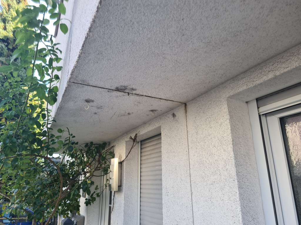 BAU.DE / BAU-Forum: 2. Bild zu Frage "Braunfärbung am Außenputz im Eingangsbereich - Ursachen und Lösungen" im BAU-Forum "Modernisierung / Sanierung / Bauschäden" BAU.DE / BAU-Forum: 2. Bild zu Frage "Braunfärbung am Außenputz im Eingangsbereich - Ursachen und Lösungen" im BAU-Forum "Modernisierung / Sanierung / Bauschäden"