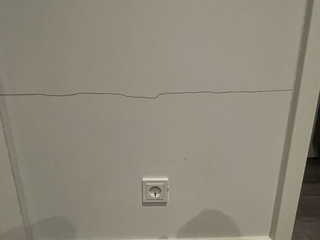 BAU.DE / BAU-Forum: 1. Bild zu Frage "Risse in Innenwänden eines 4 Jahre alten Neubaus - Sachverständiger nötig?" im BAU-Forum "Sonstige Themen" BAU.DE / BAU-Forum: 1. Bild zu Frage "Risse in Innenwänden eines 4 Jahre alten Neubaus - Sachverständiger nötig?" im BAU-Forum "Sonstige Themen"