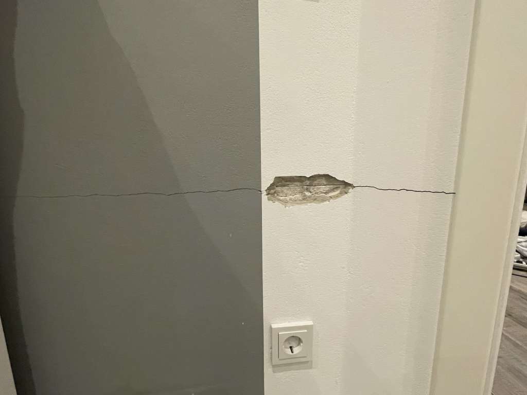 BAU.DE / BAU-Forum: 2. Bild zu Frage "Risse in Innenwänden eines 4 Jahre alten Neubaus - Sachverständiger nötig?" im BAU-Forum "Sonstige Themen" BAU.DE / BAU-Forum: 2. Bild zu Frage "Risse in Innenwänden eines 4 Jahre alten Neubaus - Sachverständiger nötig?" im BAU-Forum "Sonstige Themen"