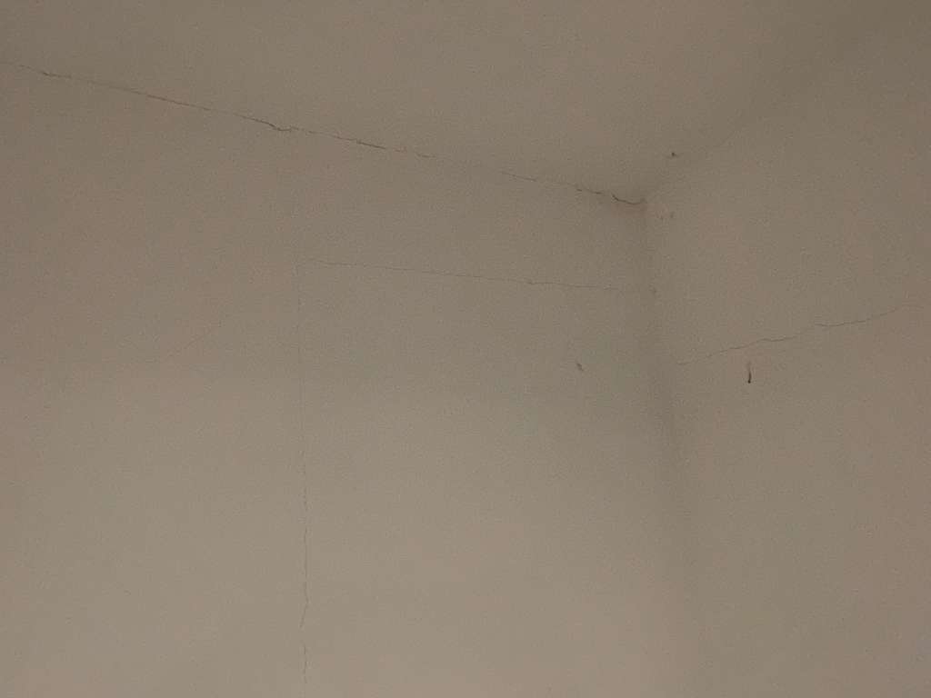 BAU.DE / BAU-Forum: 4. Bild zu Frage "Risse in Innenwänden eines 4 Jahre alten Neubaus - Sachverständiger nötig?" im BAU-Forum "Sonstige Themen" BAU.DE / BAU-Forum: 4. Bild zu Frage "Risse in Innenwänden eines 4 Jahre alten Neubaus - Sachverständiger nötig?" im BAU-Forum "Sonstige Themen"