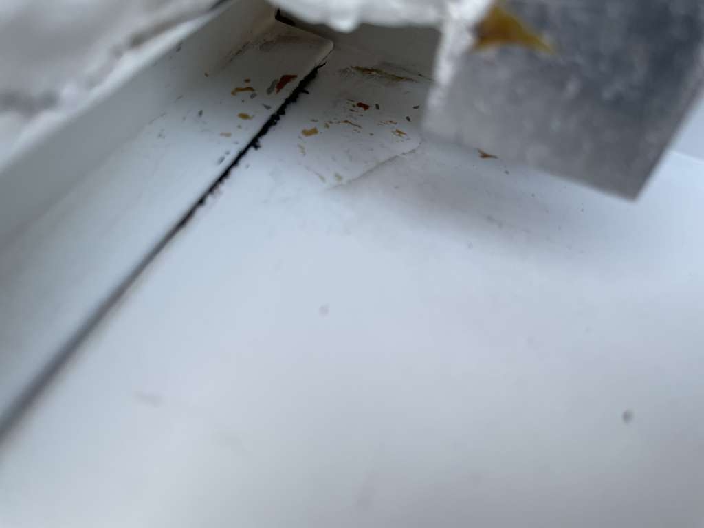 BAU.DE / BAU-Forum: 2. Bild zu Antwort "Lasurfarbe Entfernung: Herausforderung bei älteren Farbresten" auf die Frage "Wie entferne ich eingetrocknete Lasurfarbe von einer weiß lackierten Alu-Fensterbank?" im BAU-Forum "Sonstige Themen" BAU.DE / BAU-Forum: 2. Bild zu Antwort "Lasurfarbe Entfernung: Herausforderung bei älteren Farbresten" auf die Frage "Wie entferne ich eingetrocknete Lasurfarbe von einer weiß lackierten Alu-Fensterbank?" im BAU-Forum "Sonstige Themen"