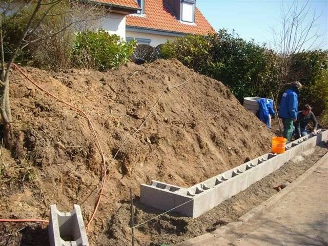 BAU.DE / BAU-Forum: 1. Bild zu Frage "Hang absichern mit Betonschalsteinen: Statik prüfen, Fundamenttiefe & Drainage beachten!" im BAU-Forum "Tiefbau und Spezialtiefbau" BAU.DE / BAU-Forum: 1. Bild zu Frage "Hang absichern mit Betonschalsteinen: Statik prüfen, Fundamenttiefe & Drainage beachten!" im BAU-Forum "Tiefbau und Spezialtiefbau"