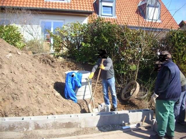BAU.DE / BAU-Forum: 2. Bild zu Frage "Hang absichern mit Betonschalsteinen: Statik prüfen, Fundamenttiefe & Drainage beachten!" im BAU-Forum "Tiefbau und Spezialtiefbau" BAU.DE / BAU-Forum: 2. Bild zu Frage "Hang absichern mit Betonschalsteinen: Statik prüfen, Fundamenttiefe & Drainage beachten!" im BAU-Forum "Tiefbau und Spezialtiefbau"