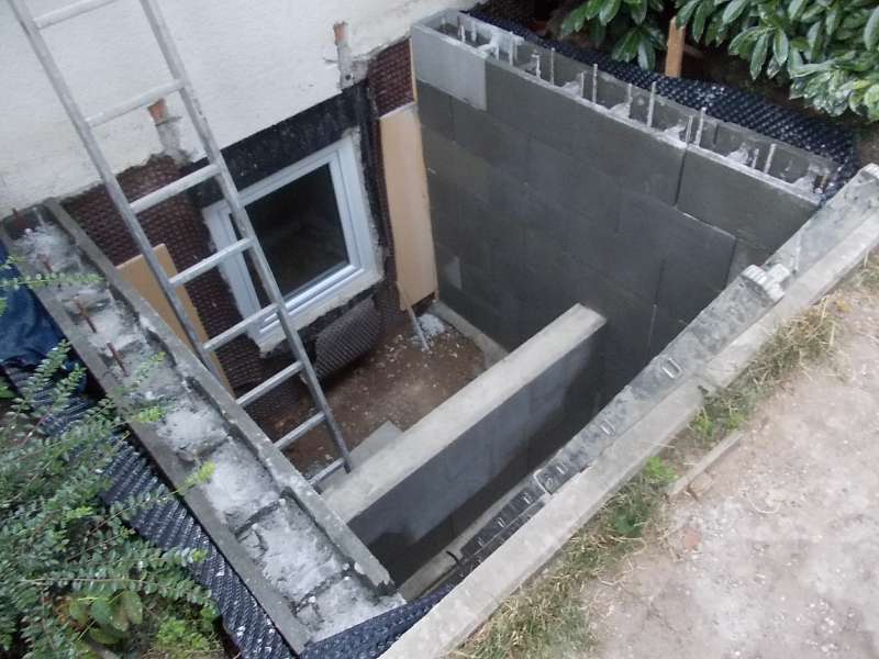 BAU.DE / BAU-Forum: 1. Bild zu Antwort "Gartenmauer-Projekt: Aktueller Baufortschritt mit Schalungssteinen" auf die Frage "Schalungssteine für Gartenmauer: 17,5 cm bei 1,8m Höhe ausreichend? Kosten & Statik" im BAU-Forum "Tiefbau und Spezialtiefbau" BAU.DE / BAU-Forum: 1. Bild zu Antwort "Gartenmauer-Projekt: Aktueller Baufortschritt mit Schalungssteinen" auf die Frage "Schalungssteine für Gartenmauer: 17,5 cm bei 1,8m Höhe ausreichend? Kosten & Statik" im BAU-Forum "Tiefbau und Spezialtiefbau"