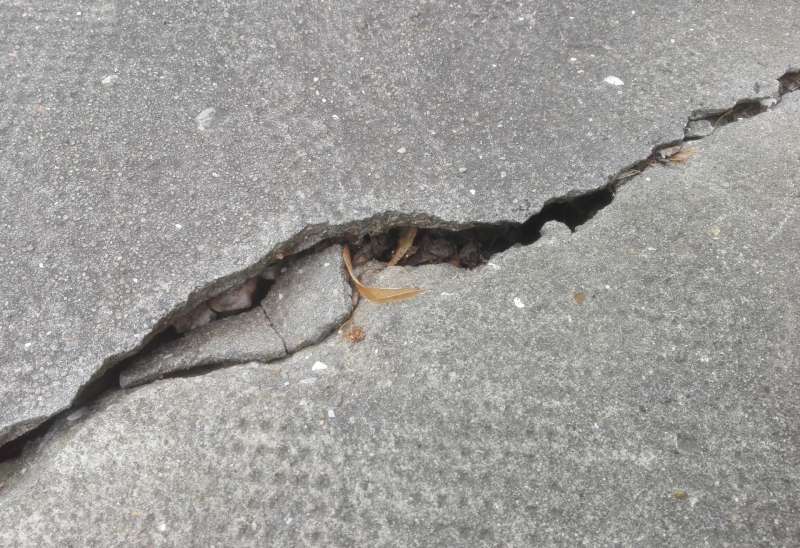 BAU.DE / BAU-Forum: 4. Bild zu Frage "Betonboden Hof: Risse & Spalten reparieren – Ursachen, Materialien & Anleitung?" im BAU-Forum "Tiefbau und Spezialtiefbau" BAU.DE / BAU-Forum: 4. Bild zu Frage "Betonboden Hof: Risse & Spalten reparieren – Ursachen, Materialien & Anleitung?" im BAU-Forum "Tiefbau und Spezialtiefbau"