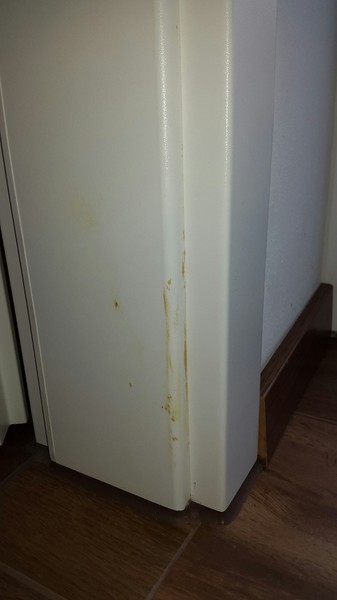 BAU.DE / BAU-Forum: 1. Bild zu Frage "Gelbe Flecken an Türrahmen: Ursachen, Entfernung & Vorbeugung im Neubau?" im BAU-Forum "Tips und Tricks" BAU.DE / BAU-Forum: 1. Bild zu Frage "Gelbe Flecken an Türrahmen: Ursachen, Entfernung & Vorbeugung im Neubau?" im BAU-Forum "Tips und Tricks"