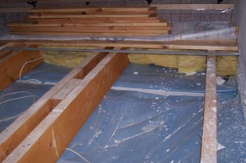 BAU.DE / BAU-Forum: 2. Bild zu Frage "Treppenöffnung in Holzbalkendecke: Sparren entfernen? Statik, Risiken & Kosten" im BAU-Forum "Treppen, Rampen, Leitern" BAU.DE / BAU-Forum: 2. Bild zu Frage "Treppenöffnung in Holzbalkendecke: Sparren entfernen? Statik, Risiken & Kosten" im BAU-Forum "Treppen, Rampen, Leitern"