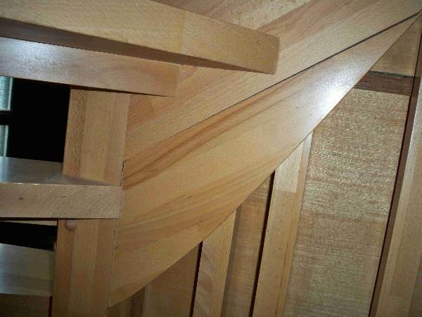 BAU.DE / BAU-Forum: 2. Bild zu Antwort "Holztreppe Risse: Bilder zur Schadensanalyse" auf die Frage "Holztreppe gerissen: Ursachen, Reparatur & Sicherheit bei Leimholz-Treppen?" im BAU-Forum "Treppen, Rampen, Leitern" BAU.DE / BAU-Forum: 2. Bild zu Antwort "Holztreppe Risse: Bilder zur Schadensanalyse" auf die Frage "Holztreppe gerissen: Ursachen, Reparatur & Sicherheit bei Leimholz-Treppen?" im BAU-Forum "Treppen, Rampen, Leitern"