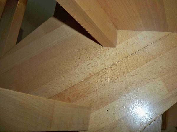 BAU.DE / BAU-Forum: 3. Bild zu Antwort "Holztreppe Risse: Bilder zur Schadensanalyse" auf die Frage "Holztreppe gerissen: Ursachen, Reparatur & Sicherheit bei Leimholz-Treppen?" im BAU-Forum "Treppen, Rampen, Leitern" BAU.DE / BAU-Forum: 3. Bild zu Antwort "Holztreppe Risse: Bilder zur Schadensanalyse" auf die Frage "Holztreppe gerissen: Ursachen, Reparatur & Sicherheit bei Leimholz-Treppen?" im BAU-Forum "Treppen, Rampen, Leitern"