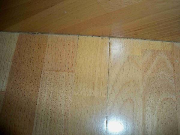 BAU.DE / BAU-Forum: 4. Bild zu Antwort "Holztreppe Risse: Bilder zur Schadensanalyse" auf die Frage "Holztreppe gerissen: Ursachen, Reparatur & Sicherheit bei Leimholz-Treppen?" im BAU-Forum "Treppen, Rampen, Leitern" BAU.DE / BAU-Forum: 4. Bild zu Antwort "Holztreppe Risse: Bilder zur Schadensanalyse" auf die Frage "Holztreppe gerissen: Ursachen, Reparatur & Sicherheit bei Leimholz-Treppen?" im BAU-Forum "Treppen, Rampen, Leitern"