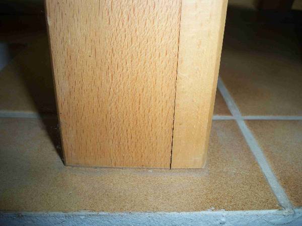 BAU.DE / BAU-Forum: 5. Bild zu Antwort "Holztreppe Risse: Bilder zur Schadensanalyse" auf die Frage "Holztreppe gerissen: Ursachen, Reparatur & Sicherheit bei Leimholz-Treppen?" im BAU-Forum "Treppen, Rampen, Leitern" BAU.DE / BAU-Forum: 5. Bild zu Antwort "Holztreppe Risse: Bilder zur Schadensanalyse" auf die Frage "Holztreppe gerissen: Ursachen, Reparatur & Sicherheit bei Leimholz-Treppen?" im BAU-Forum "Treppen, Rampen, Leitern"