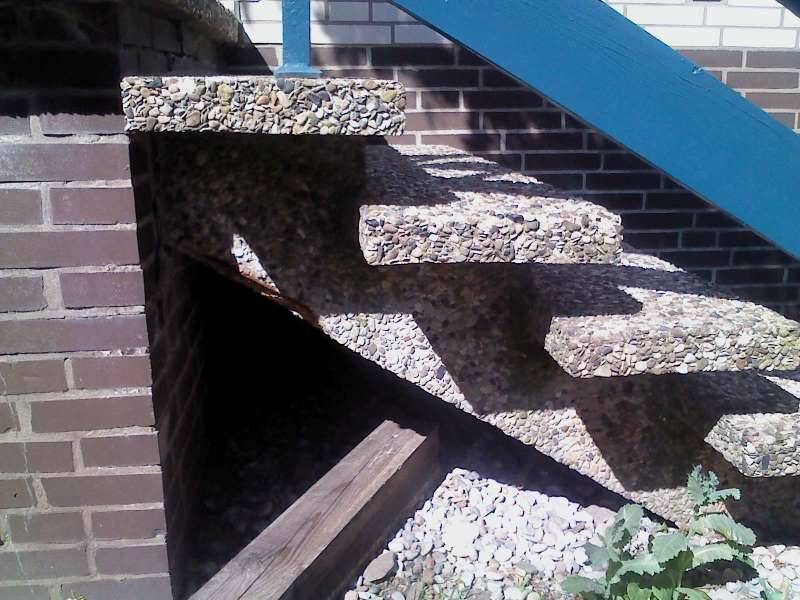 BAU.DE / BAU-Forum: 3. Bild zu Frage "Treppe absackt: Ursachen, Sofortmaßnahmen & kostengünstige Sanierung ohne Abbau?" im BAU-Forum "Treppen, Rampen, Leitern" BAU.DE / BAU-Forum: 3. Bild zu Frage "Treppe absackt: Ursachen, Sofortmaßnahmen & kostengünstige Sanierung ohne Abbau?" im BAU-Forum "Treppen, Rampen, Leitern"