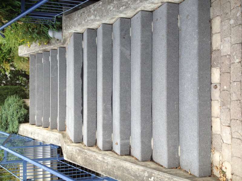 BAU.DE / BAU-Forum: 1. Bild zu Frage "Außen-Treppe mit Schlitzen! Welcher Zweck steckt dahinter?" im BAU-Forum "Treppen, Rampen, Leitern" BAU.DE / BAU-Forum: 1. Bild zu Frage "Außen-Treppe mit Schlitzen! Welcher Zweck steckt dahinter?" im BAU-Forum "Treppen, Rampen, Leitern"