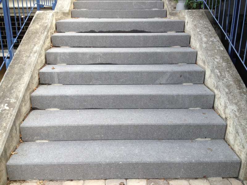 BAU.DE / BAU-Forum: 2. Bild zu Frage "Außen-Treppe mit Schlitzen! Welcher Zweck steckt dahinter?" im BAU-Forum "Treppen, Rampen, Leitern" BAU.DE / BAU-Forum: 2. Bild zu Frage "Außen-Treppe mit Schlitzen! Welcher Zweck steckt dahinter?" im BAU-Forum "Treppen, Rampen, Leitern"