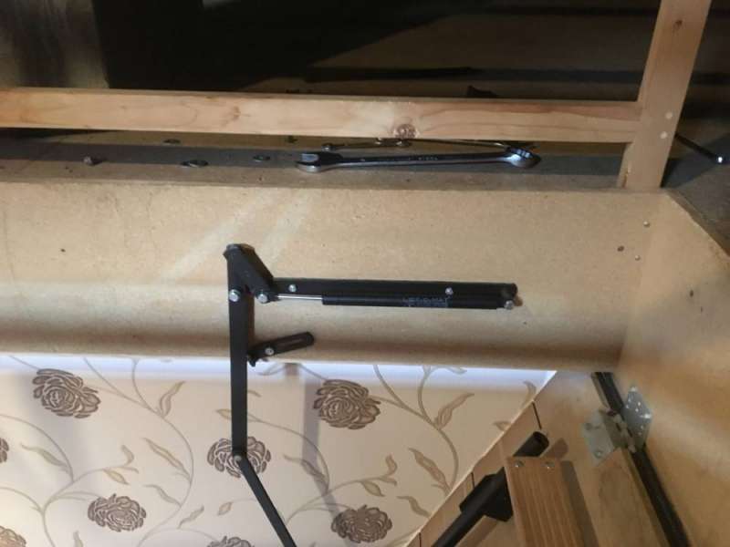 BAU.DE / BAU-Forum: 1. Bild zu Frage "Dämpfung Dachbodentreppe defekt" im BAU-Forum "Treppen, Rampen, Leitern" BAU.DE / BAU-Forum: 1. Bild zu Frage "Dämpfung Dachbodentreppe defekt" im BAU-Forum "Treppen, Rampen, Leitern"