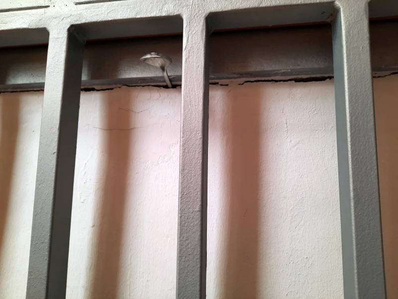 BAU.DE / BAU-Forum: 1. Bild zu Frage "Riss/Lücke an Decke am Treppenauge: Ursachen, Sofortmaßnahmen & Expertenrat?" im BAU-Forum "Treppen, Rampen, Leitern" BAU.DE / BAU-Forum: 1. Bild zu Frage "Riss/Lücke an Decke am Treppenauge: Ursachen, Sofortmaßnahmen & Expertenrat?" im BAU-Forum "Treppen, Rampen, Leitern"