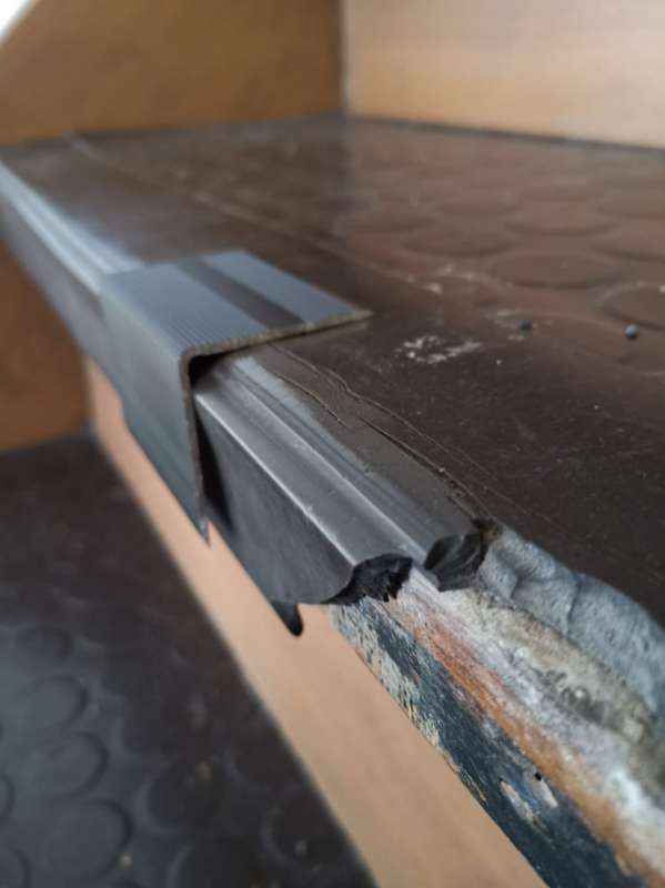 BAU.DE / BAU-Forum: 2. Bild zu Frage "Treppenkanten-Reparatur: PVC-Noppenboden lösen oder nur beschädigtes Profil ersetzen? Kosten & Risiken" im BAU-Forum "Treppen, Rampen, Leitern" BAU.DE / BAU-Forum: 2. Bild zu Frage "Treppenkanten-Reparatur: PVC-Noppenboden lösen oder nur beschädigtes Profil ersetzen? Kosten & Risiken" im BAU-Forum "Treppen, Rampen, Leitern"