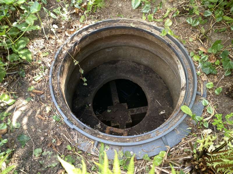 BAU.DE / BAU-Forum: 1. Bild zu Frage "Klärgrube zur Zisterne umbauen: Kosten, Aufwand & Genehmigungen für Regenwassernutzung?" im BAU-Forum "Wassersparen / Regenwassernutzung" BAU.DE / BAU-Forum: 1. Bild zu Frage "Klärgrube zur Zisterne umbauen: Kosten, Aufwand & Genehmigungen für Regenwassernutzung?" im BAU-Forum "Wassersparen / Regenwassernutzung"