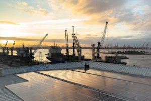 Solarstrom für Unternehmen: Chancen durch Photovoltaikanlagen auf dem Firmendach - Bild: Nico Johnson / Pixabay Solarstrom für Unternehmen: Chancen durch Photovoltaikanlagen auf dem Firmendach - Bild: Nico Johnson / Pixabay