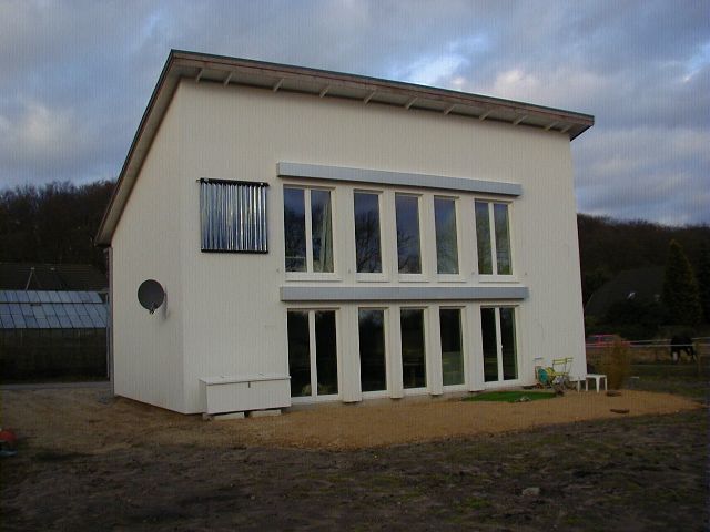 BAU.DE / BAU-Forum: 1. Bild zu Antwort "Fassadenkollektor: Beispiel für Röhrenkollektor am Passivhaus" auf die Frage "Solaranlage: Dachmontage vs. Wandmontage – Vor- & Nachteile, Kosten?" im BAU-Forum "Nutzung alternativer Energieformen" BAU.DE / BAU-Forum: 1. Bild zu Antwort "Fassadenkollektor: Beispiel für Röhrenkollektor am Passivhaus" auf die Frage "Solaranlage: Dachmontage vs. Wandmontage – Vor- & Nachteile, Kosten?" im BAU-Forum "Nutzung alternativer Energieformen"