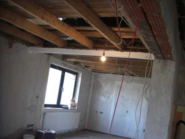 BAU.DE / BAU-Forum: 1. Bild zu Frage "Holzbalkendecke dämmen: Anleitung, Materialien & Risiken bei Altbau-Sanierung?" im BAU-Forum "Dach" BAU.DE / BAU-Forum: 1. Bild zu Frage "Holzbalkendecke dämmen: Anleitung, Materialien & Risiken bei Altbau-Sanierung?" im BAU-Forum "Dach"