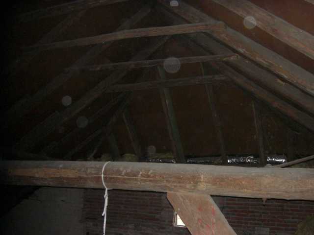 BAU.DE / BAU-Forum: 2. Bild zu Frage "Holzbalkendecke dämmen: Anleitung, Materialien & Risiken bei Altbau-Sanierung?" im BAU-Forum "Dach" BAU.DE / BAU-Forum: 2. Bild zu Frage "Holzbalkendecke dämmen: Anleitung, Materialien & Risiken bei Altbau-Sanierung?" im BAU-Forum "Dach"