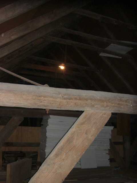 BAU.DE / BAU-Forum: 3. Bild zu Frage "Holzbalkendecke dämmen: Anleitung, Materialien & Risiken bei Altbau-Sanierung?" im BAU-Forum "Dach" BAU.DE / BAU-Forum: 3. Bild zu Frage "Holzbalkendecke dämmen: Anleitung, Materialien & Risiken bei Altbau-Sanierung?" im BAU-Forum "Dach"