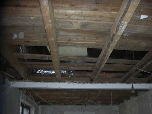 BAU.DE / BAU-Forum: 4. Bild zu Frage "Holzbalkendecke dämmen: Anleitung, Materialien & Risiken bei Altbau-Sanierung?" im BAU-Forum "Dach" BAU.DE / BAU-Forum: 4. Bild zu Frage "Holzbalkendecke dämmen: Anleitung, Materialien & Risiken bei Altbau-Sanierung?" im BAU-Forum "Dach"