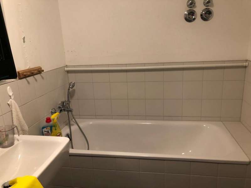 BAU.DE / BAU-Forum: 1. Bild zu Frage "Farbe blättert im Bad ab: Ursachen, Sanierung & Schutz für imprägnierte Gipskartonplatten?" im BAU-Forum "Innenwände" BAU.DE / BAU-Forum: 1. Bild zu Frage "Farbe blättert im Bad ab: Ursachen, Sanierung & Schutz für imprägnierte Gipskartonplatten?" im BAU-Forum "Innenwände"