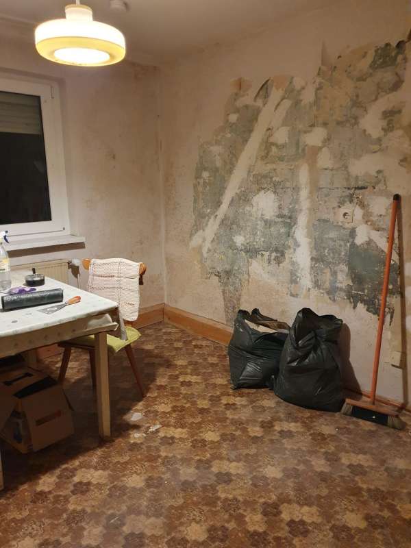 BAU.DE / BAU-Forum: 1. Bild zu Frage "Putz auf dunklem Altanstrich: Haftungsprobleme, Lösung mit Isolieranstrich & Haftgrund?" im BAU-Forum "Innenwände" BAU.DE / BAU-Forum: 1. Bild zu Frage "Putz auf dunklem Altanstrich: Haftungsprobleme, Lösung mit Isolieranstrich & Haftgrund?" im BAU-Forum "Innenwände"