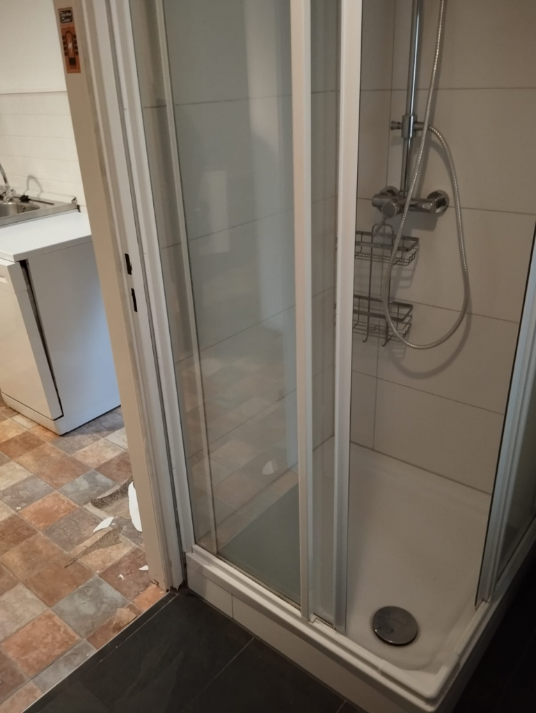 BAU.DE / BAU-Forum: 2. Bild zu Frage "Schimmelbildung Innenwand: Ursachen finden & Beseitigung – Was tun bei Schimmel?" im BAU-Forum "Innenwände" BAU.DE / BAU-Forum: 2. Bild zu Frage "Schimmelbildung Innenwand: Ursachen finden & Beseitigung – Was tun bei Schimmel?" im BAU-Forum "Innenwände"