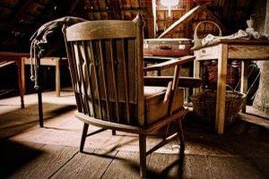 Der Dachboden ist ein Raum direkt unter dem Dach eines Gebäudes, der traditionell als Speicher oder Abstellraum genutzt wird. Der Dachboden ist ein Raum direkt unter dem Dach eines Gebäudes, der traditionell als Speicher oder Abstellraum genutzt wird.