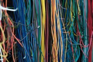 Kabel bezieht sich auf ein flexibles und isoliertes elektrisches Verbindungselement, das aus mehreren Drähten besteht. Kabel bezieht sich auf ein flexibles und isoliertes elektrisches Verbindungselement, das aus mehreren Drähten besteht.