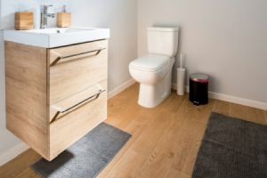 Eine Holzoptik-Fliese ist eine Keramik- oder Feinsteinzeugfliese, die durch moderne Druck- und Fertigungsverfahren das natürliche Erscheinungsbild von echtem Holz nachahmt. Eine Holzoptik-Fliese ist eine Keramik- oder Feinsteinzeugfliese, die durch moderne Druck- und Fertigungsverfahren das natürliche Erscheinungsbild von echtem Holz nachahmt.