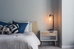 Boden- und Wandbeläge im Schlafzimmer: Was muss man beachten? - Bild: Christopher Jolly / Unsplash Boden- und Wandbeläge im Schlafzimmer: Was muss man beachten? - Bild: Christopher Jolly / Unsplash