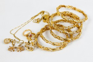 Ein Schmuckstück ist ein dekorativer Gegenstand, der getragen wird, um die Schönheit, den Stil oder den persönlichen Geschmack des Trägers zu betonen. Ein Schmuckstück ist ein dekorativer Gegenstand, der getragen wird, um die Schönheit, den Stil oder den persönlichen Geschmack des Trägers zu betonen.