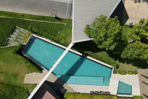 Eigenheim mit Swimmingpool: Von der Baugrunduntersuchung bis zur technischen Ausstattung - Bild: Yossanunj / Unsplash Eigenheim mit Swimmingpool: Von der Baugrunduntersuchung bis zur technischen Ausstattung - Bild: Yossanunj / Unsplash