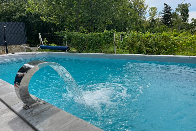 Pool&uuml;berwinterung: Neben der Wasserchemie ist der physische Schutz des Beckens und seiner Zuleitungen entscheidend f&uuml;r eine schadenfreie &Uuml;berwinterung