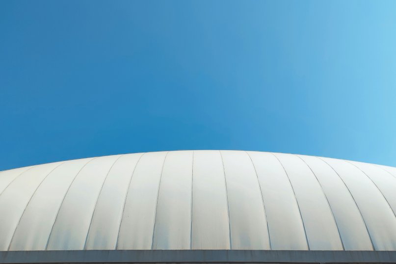 Eine Traglufthalle ist eine st&uuml;tzenlose Hallenkonstruktion, die durch ein elektrisches Gebl&auml;se unter leichtem &Uuml;berdruck gehalten wird